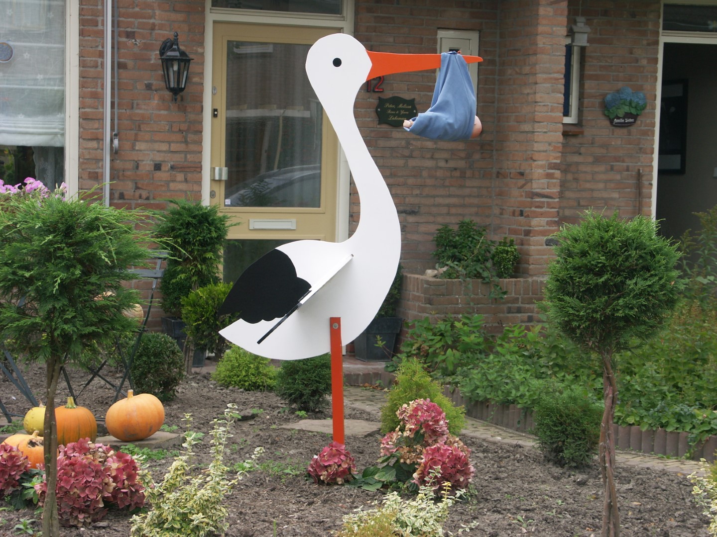 De klassieke Houten Ooievaar om in de voortuin te plaatsen. Standaard geleverd met een roze of blauwe doek en poppetje.