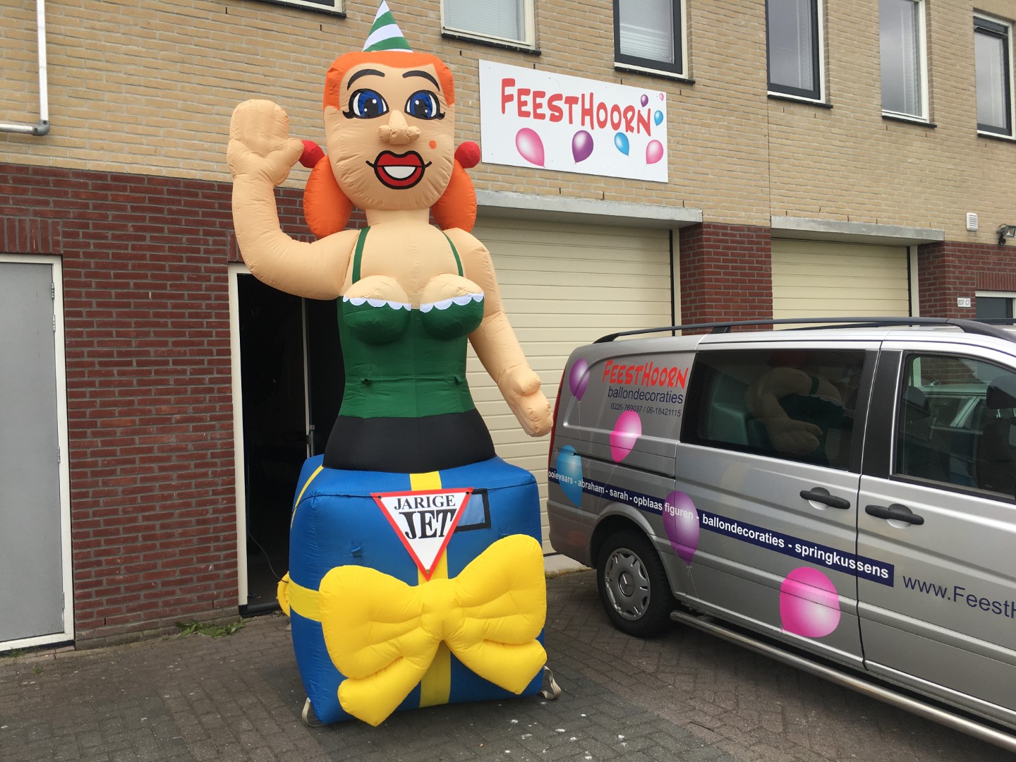 De Jarige Jet sarah van 3,5 meter hoog, deze stoere pop kan eventueel geleverd worden met een verkeersbord- of 'pensioen' banner.