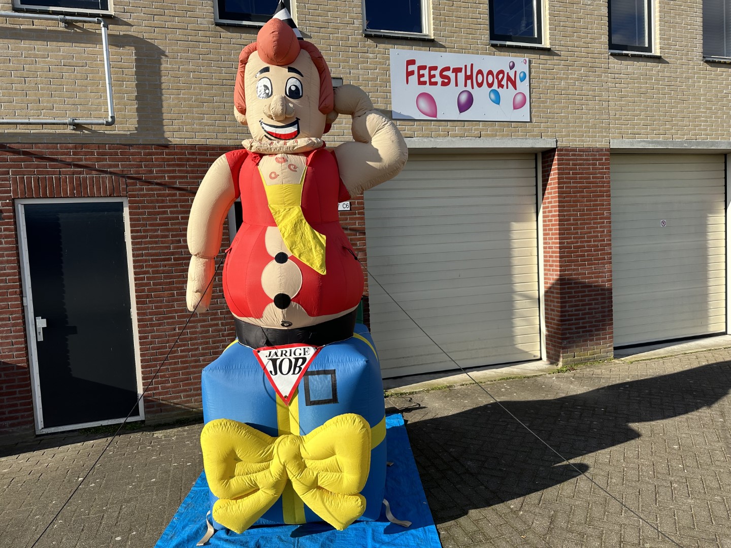 De Jarige Job van 3,5 meter hoog Abraham, deze stoere pop kan eventueel geleverd worden met een verkeersbord- of 'pensioen' banner.