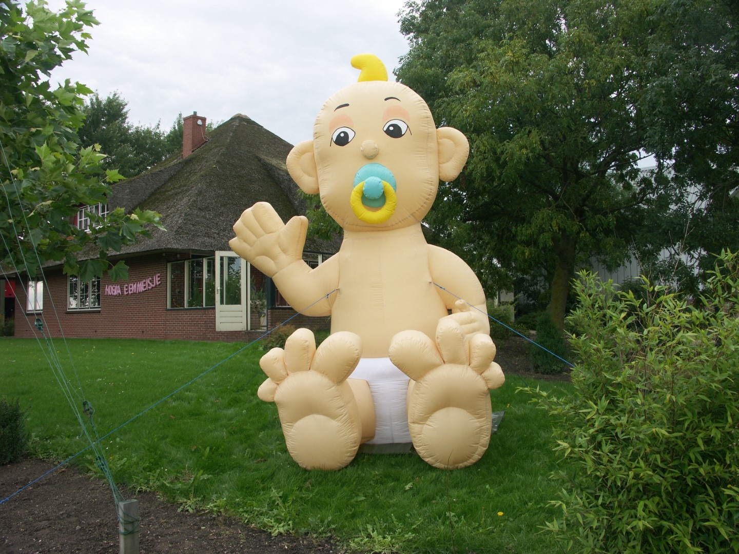 De Zwaaiende Baby is 3,2 meter hoog, wordt geleverd met een ‘hoera een jongen’ of ‘hoera een meisje’ slabbetje.