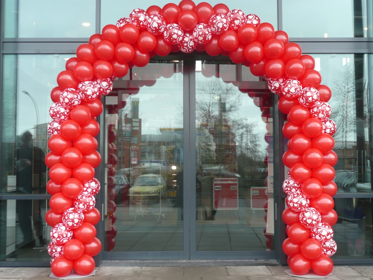 Bedrukte Ballonnenboog, rij(en) met standaard bedrukte ballonnen kunnen ook in een boog verwerkt worden.