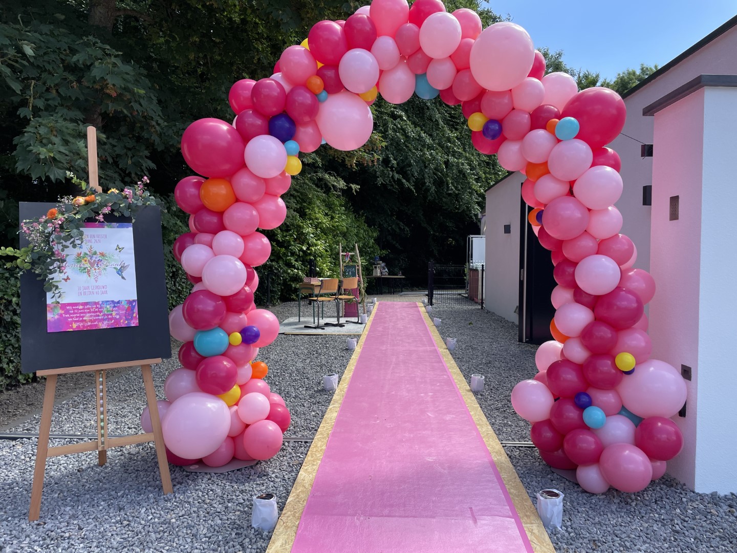 De organische ballonnenboog, een trendy ballonnenboog. Met verschillende maten en kleuren ballonnen. De samenstelling kan in overleg naar uw wensen worden aangepast.