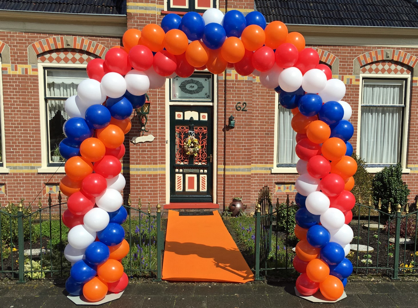 V Ballonnenboog, met de spiraalvorm van het kleurverloop naar het midden toe. Kleursamenstelling in overleg.