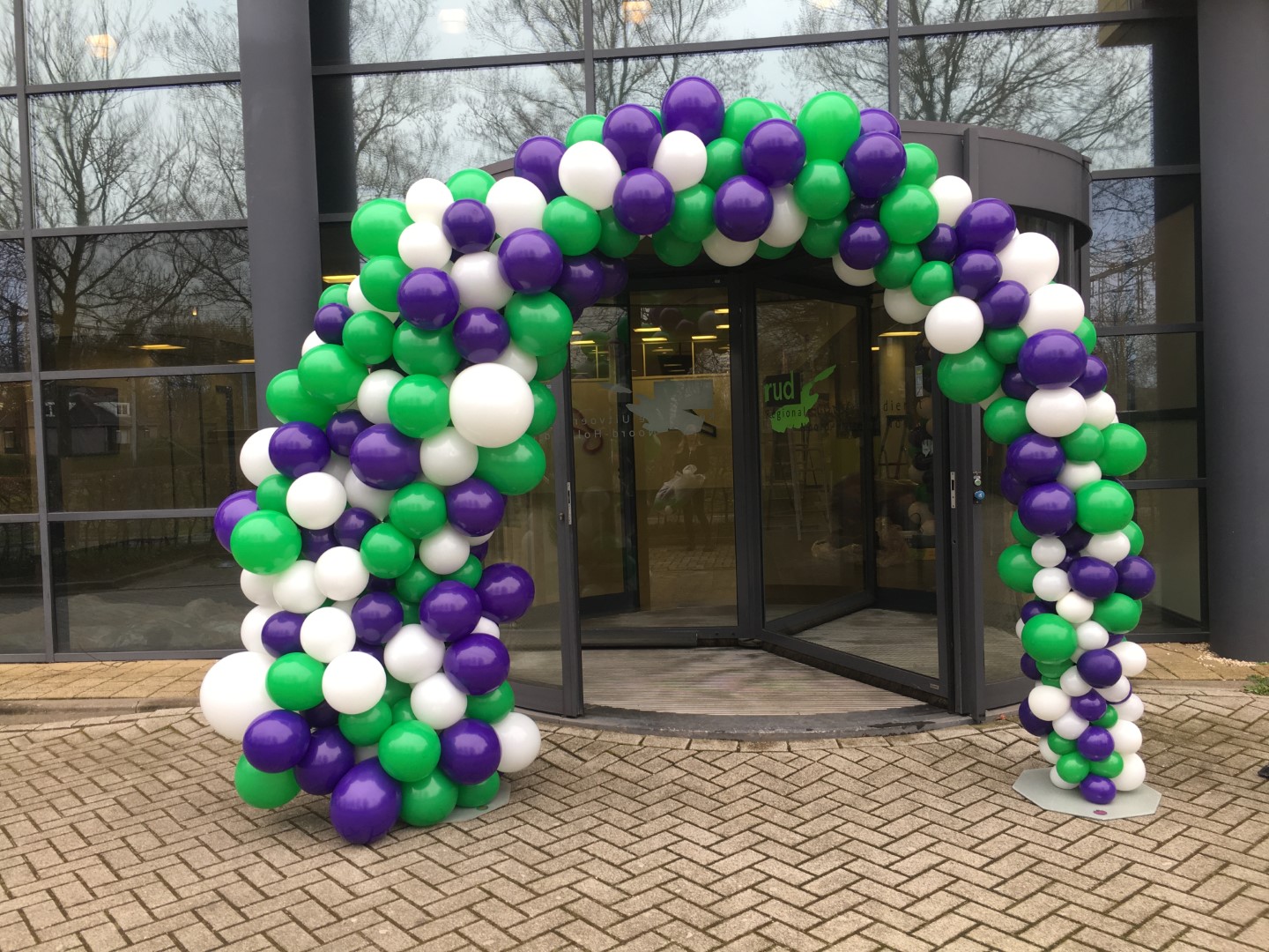 Organische dikte verloop ballonnenboog van breed naar smal