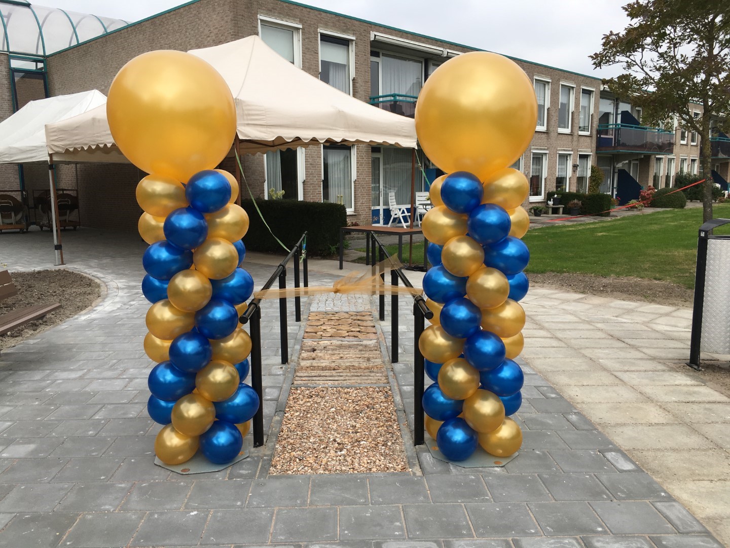 Parelmoerglans Ballonnenpilaren. Ballonnenpilaren samengesteld met metallic parelmoerglans ballonnen