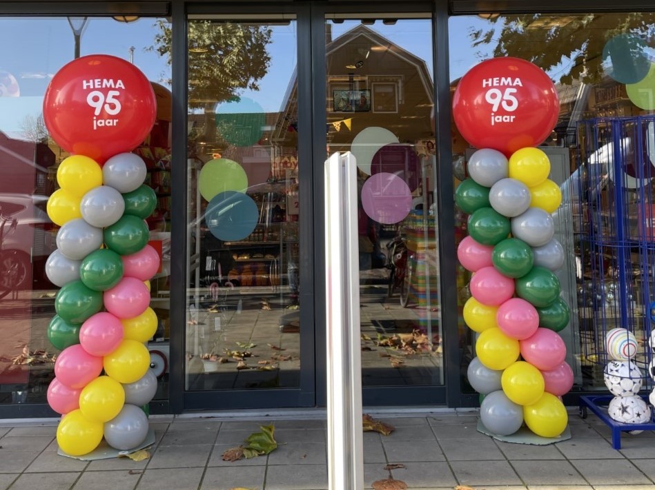 Ballonnenpilaren met een grote topballon bedrukt met logo. Levertijd ca 2 weken.
