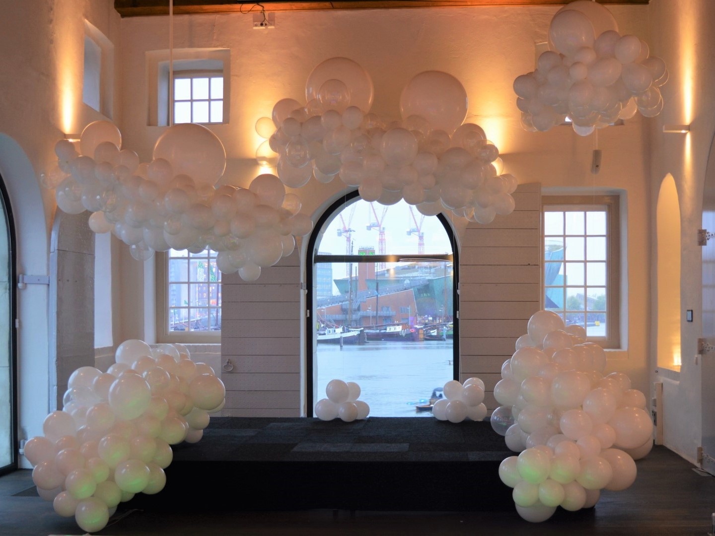 Podium Ballonwolken. Luchtgevulde ballonwolken om een podium mee te decoreren.