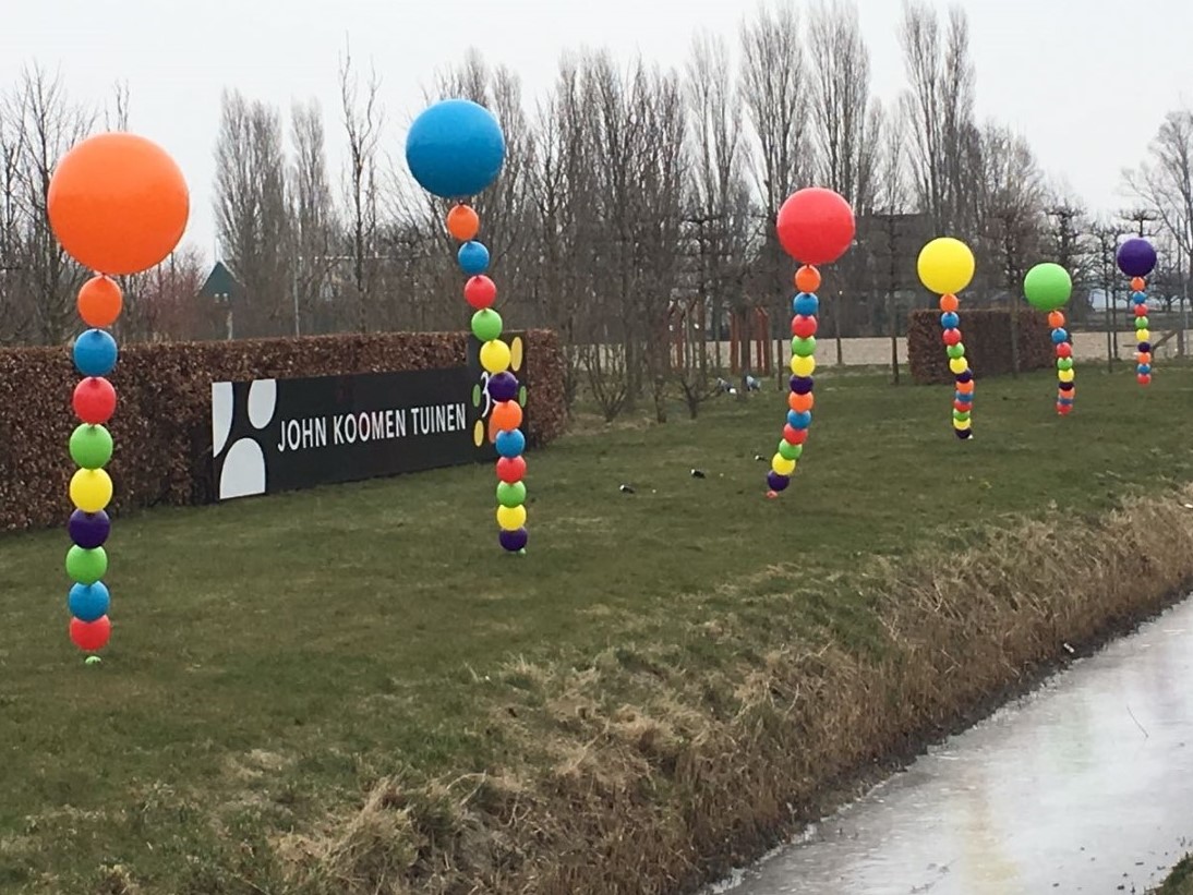 Skydancers, grote heliumballon aan een ketting van ballonnen voorzien van een verzwaarde grondplaat. Zeer geschikt om buiten als eyecatcher te plaatsen.