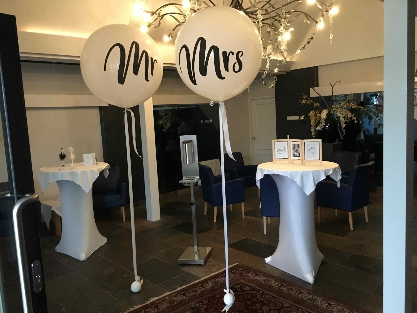 Reuze Heliumballonnen, ca 70cm grote heliumballonnen aan lint voorzien van een ballongewichtje. Verkrijgbaar met een standaard bedrukking op aanvraag.