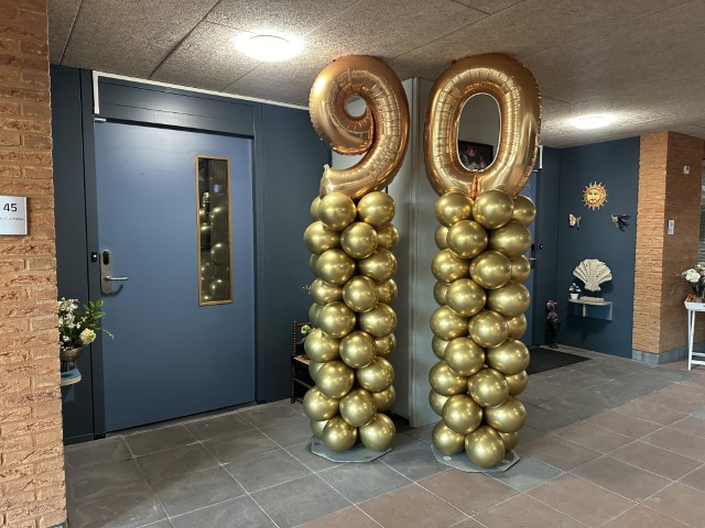 Ballonpilaren voorzien van grote foliecijfers als topballon