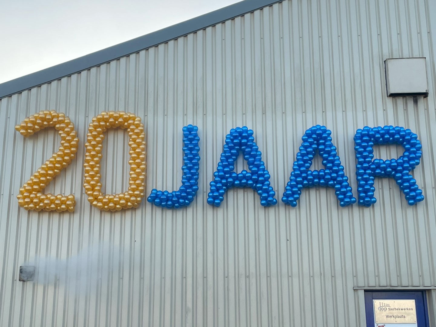 Ballonletters en cijfers. Op een aluminium frame gemonteerd om op te hangen. Verkrijgbaar in en groot en kleiner formaat.