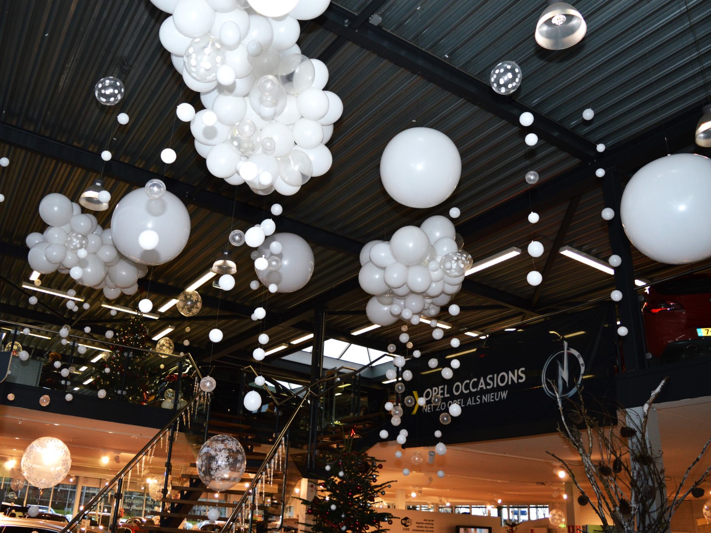 Organische Ballonwolken. verschillende maten witte ballonnen, als wolk samengebonden. Zowel zonder als met sneeuw samen te stellen.