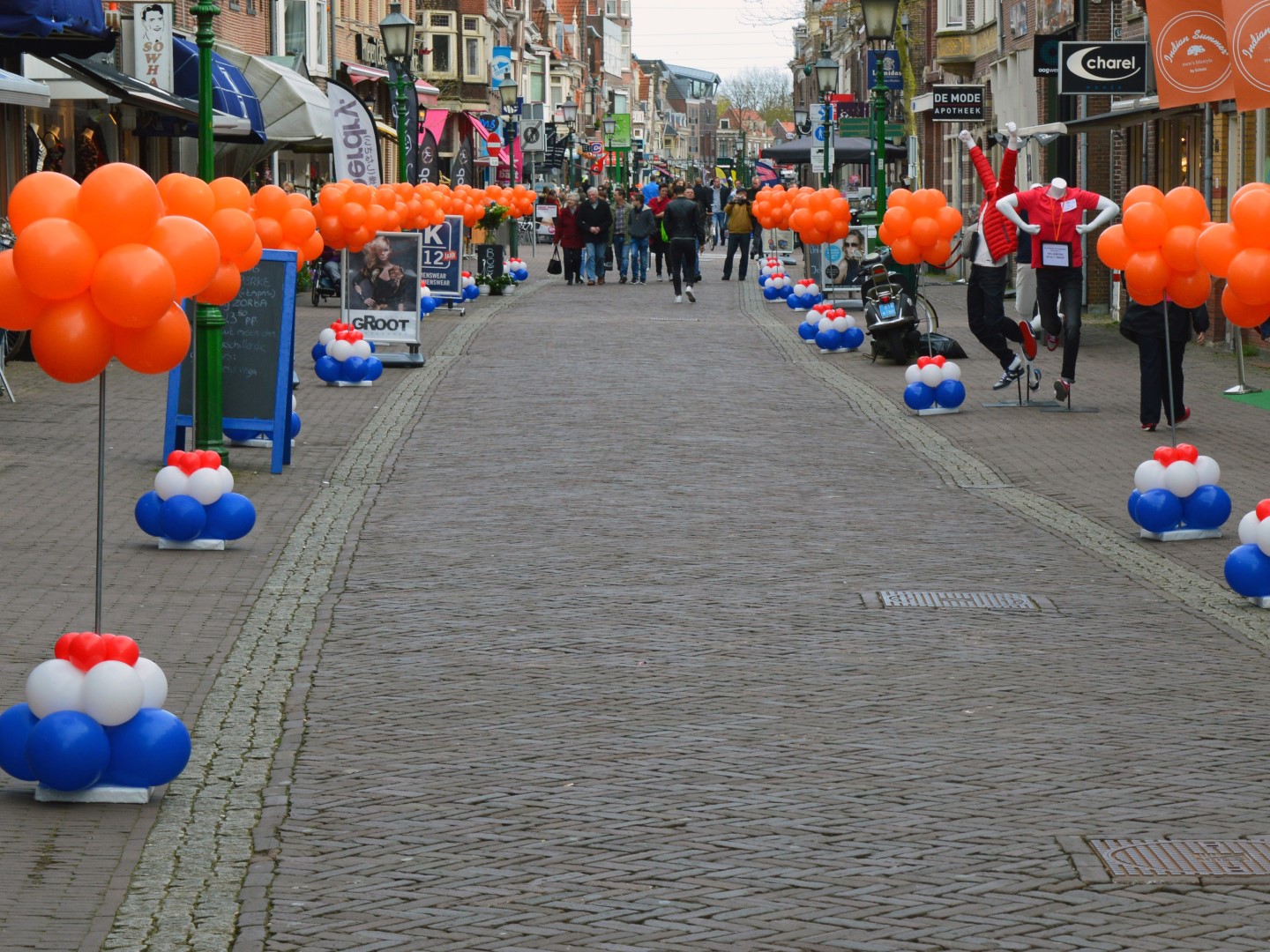 Winkelstraat Erehaag, beide zijden van een winkelstraat gevuld met erehaag Ballonnenpilaren
