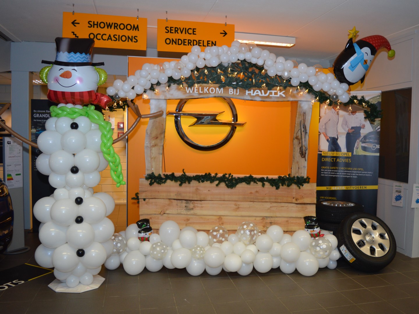 Winterse Stal. Een stal organisch aangekleed met witte ballonnen, een sneeuwpop en pinguin folieballonnen.