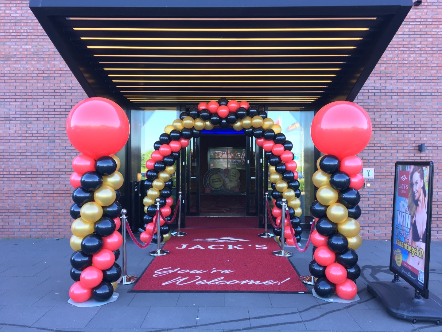 Pilaren met boog Entree, een combinatie van 2 ballonnenpilaren met een ballonnenboog om een feestelijke entree te creëren.