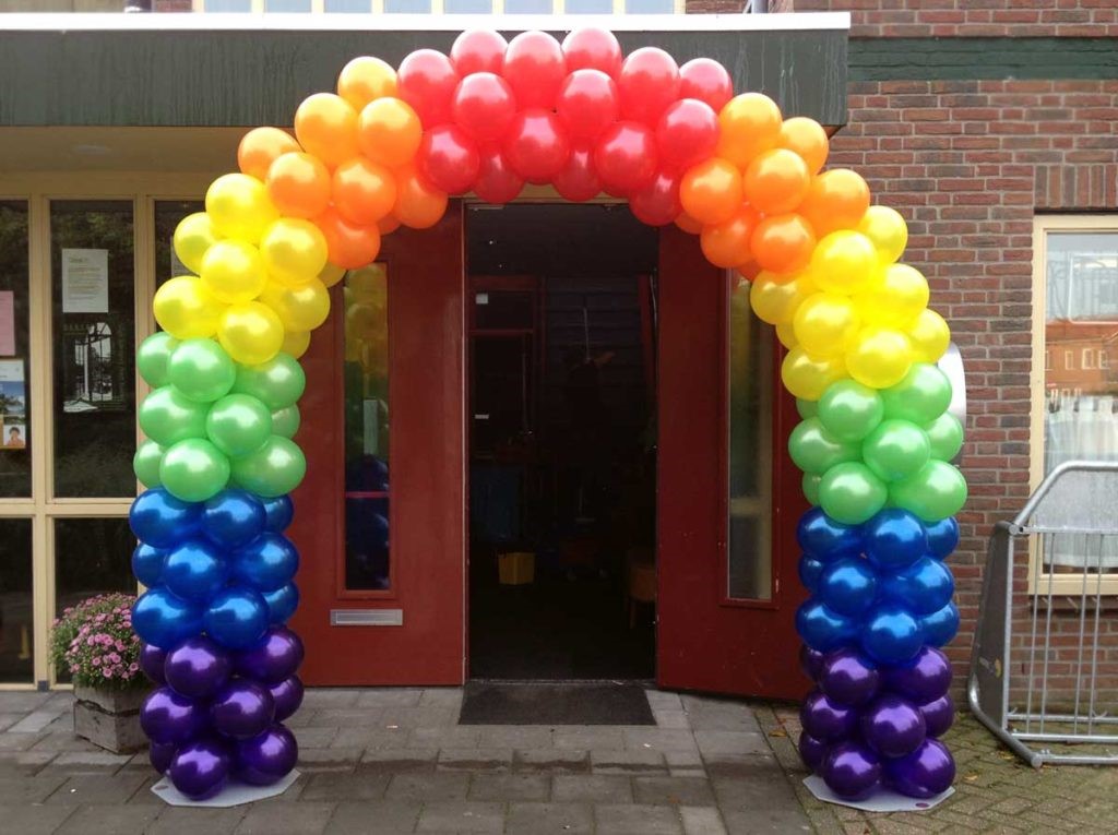 Ballonnenboog in de regenboog kleuren