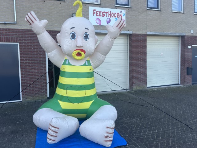 Grote opblaasbare baby met de handen omhoog