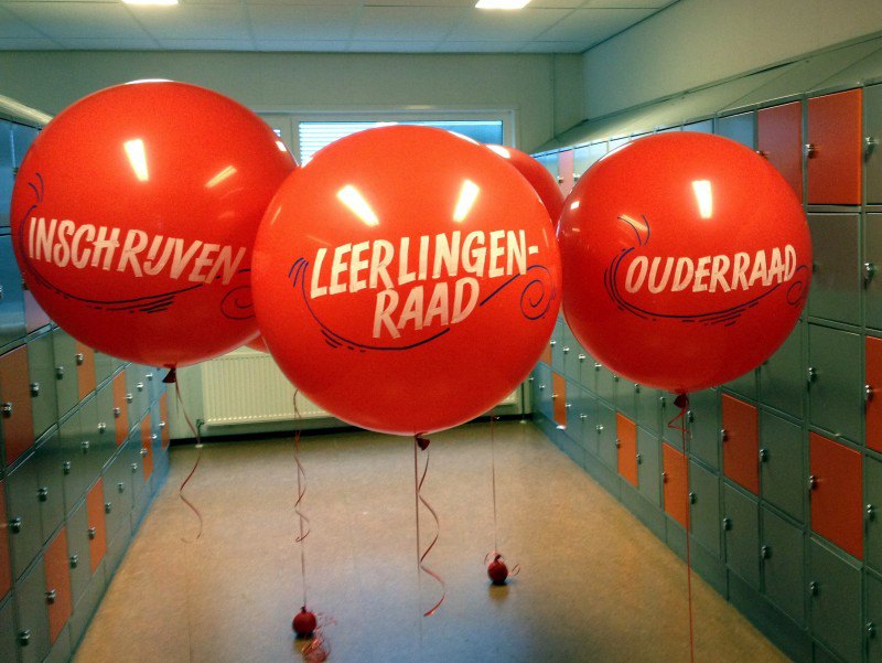 Grote heliumballonnen beschreven met tekst