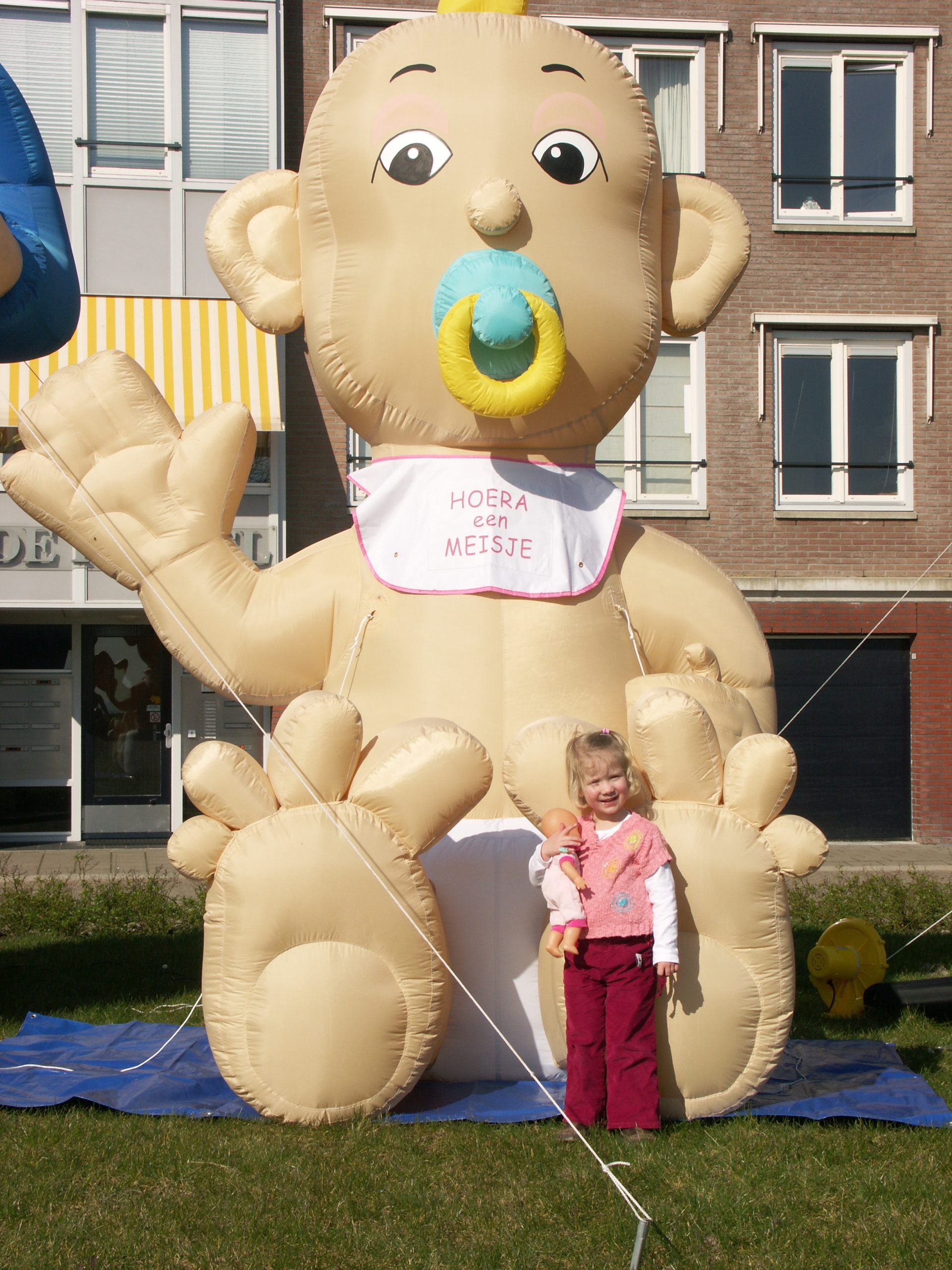 Opblaasfiguur zwaaiende baby