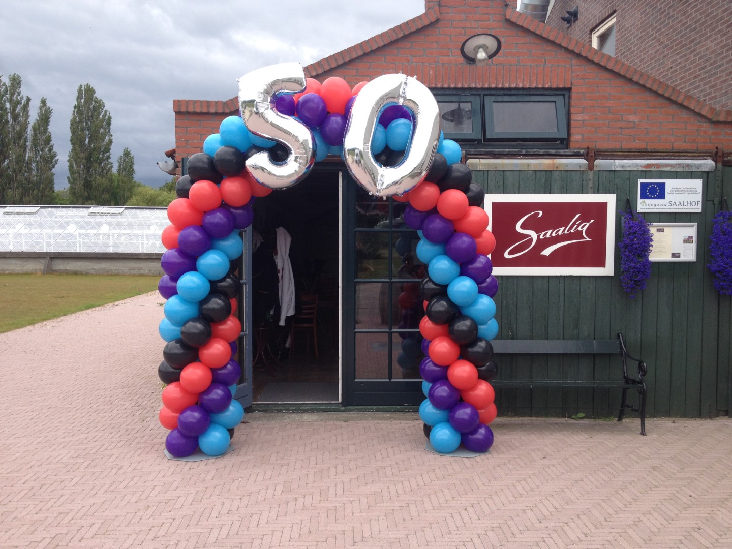 Ballonnenboog met zilveren foliecijfers