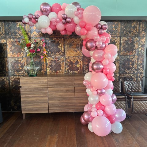 Halve organische boog in roze tinten