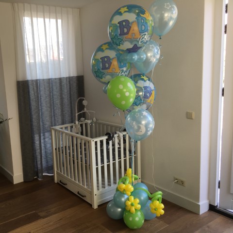 Kraamboeket met heliumballonnen in blauwe tinten