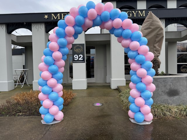 Ballonnenboog in lichtblauw met roze