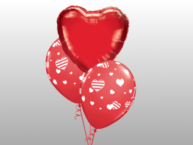 Tafelboeket met rode foliehart en 2 met harten bedrukte rode latexballonnen