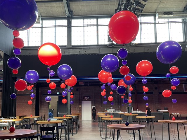 Organische tafeldecoraties met een reuze heliumballon in de top