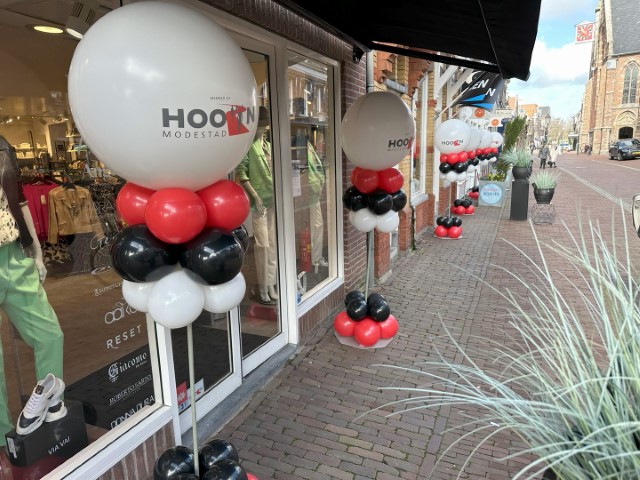 Topballonpilaren met bedrukte reuze ballonnen met het logo van Hoorn Modestad