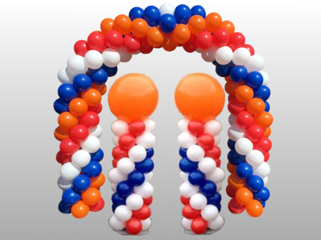 Combinatie van een ballonnenboog met 2 ballonnenpilaren in Hollandse kleuren