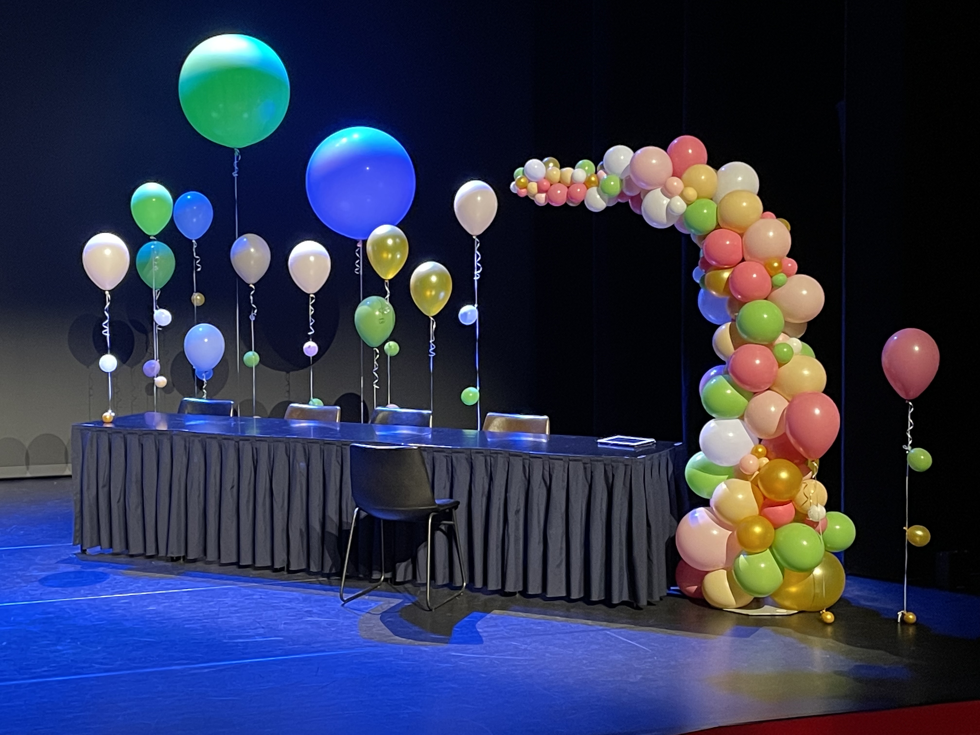 Organische kleurrijke podiumdeco bij Theater COOL