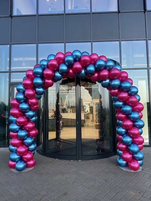 Ballonnenboog in chrome blauw en fuchsia roze