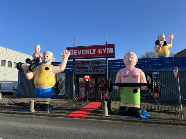 Assortiment sportieve opblaasfiguren bij een sportschool ter promotie van de open dag