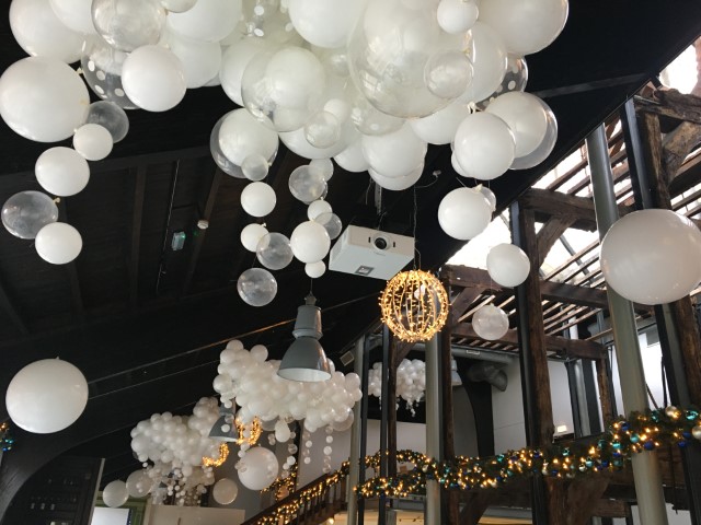 Organische ballonnenwolken met sneeuwvlokken van ballonnen 