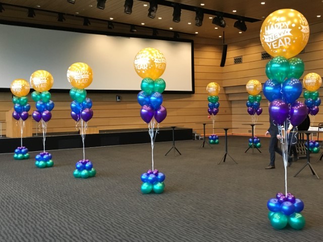 Heliumboeketten met grote 'Happy New year' ballonnen in de top