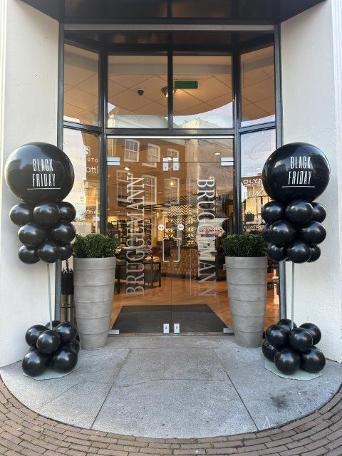 2 Black Friday ballonnenpilaren bij Bruggemann mode