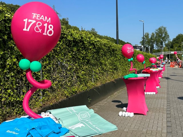 Ballonnen met team nummers beschreven. Voor bij de aanmelding bij voetbaltoernooi Geef Down De Toekomst in Amsterdam