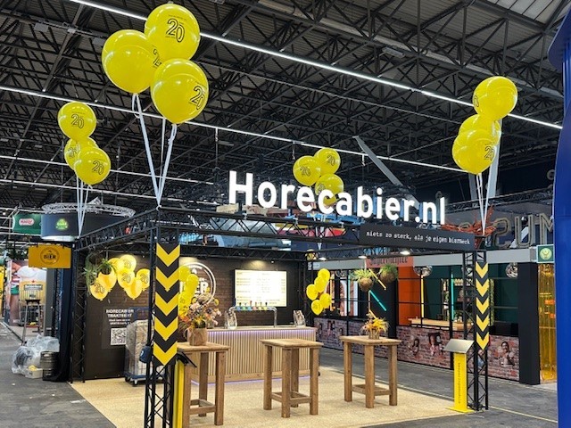 Grote bedrukte heliumballonnen aan de stand van Horecabier.nl tijdens de Horecava in de RAI