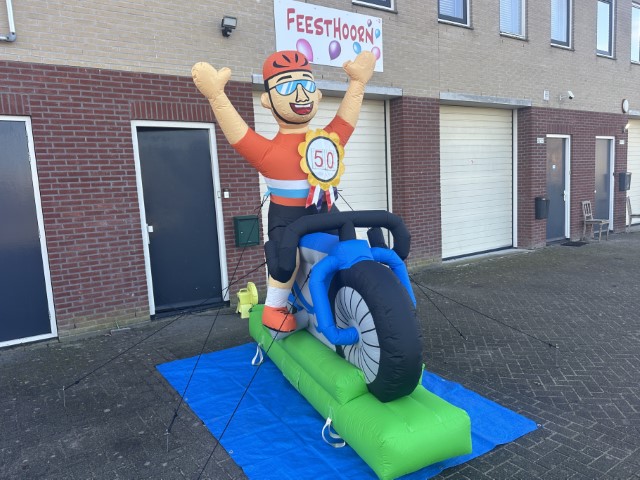 Groot opblaasfiguur van een wielrenner