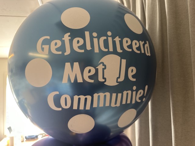 Grote ballon bedrukt met 'gefeliciteerd met je communie'