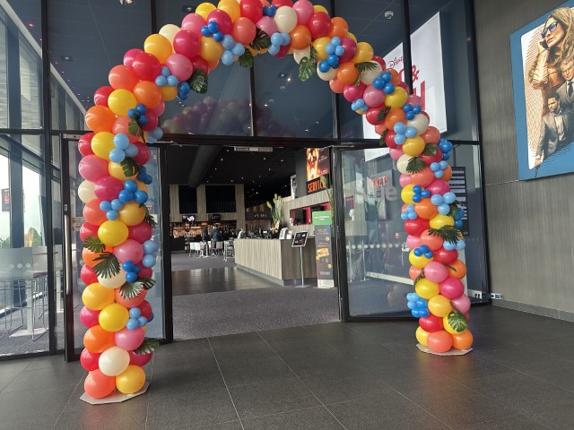Kleurrijke grote ballonnenboog in hawaï thema